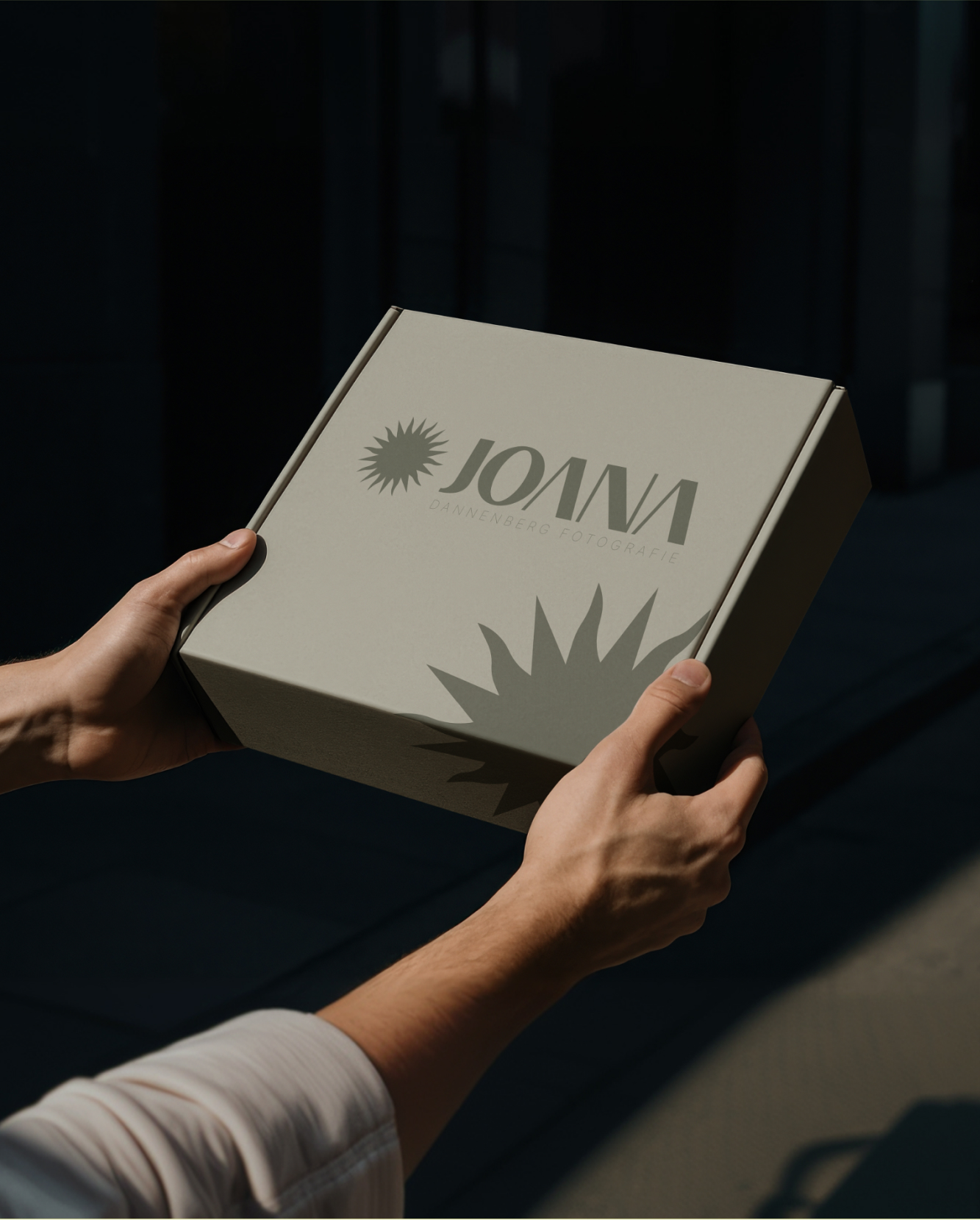 Joana Dannenberg, Verpackungsbox mit Logo