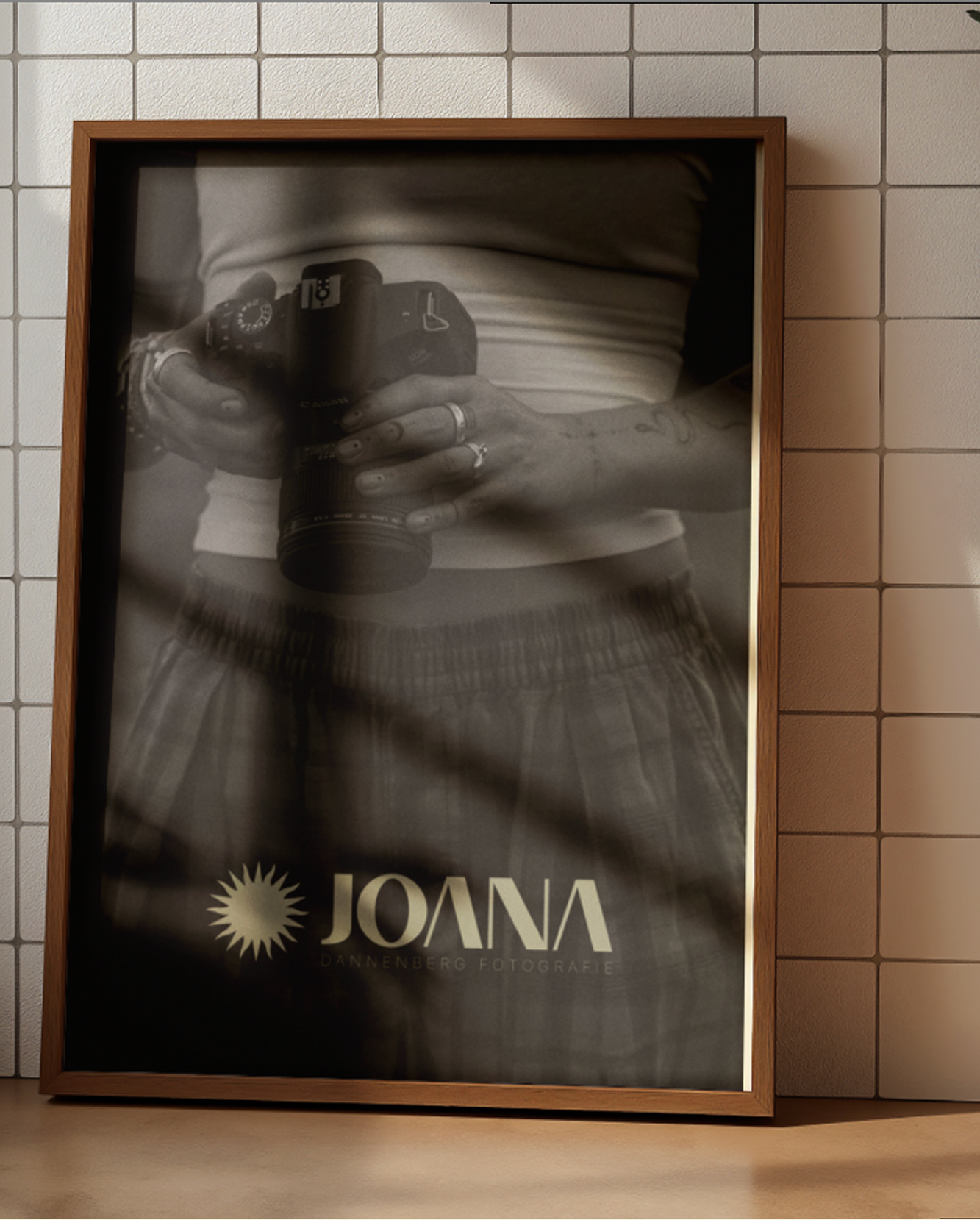 Joana Dannenberg, Gerahmtes Poster mit Wortbildmarke